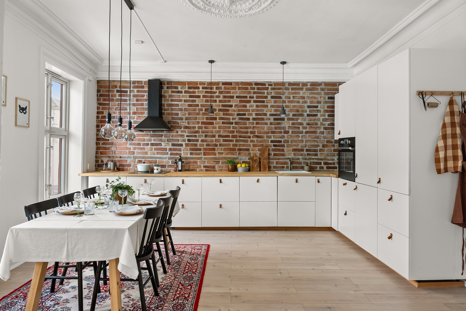 Lekkert IKEA-kjøkken fra 2020 med mye skap- og benkeplass. Klassisk originalt tregulv, malt himling, malte vegger og tegl på vegg. Galleribilde