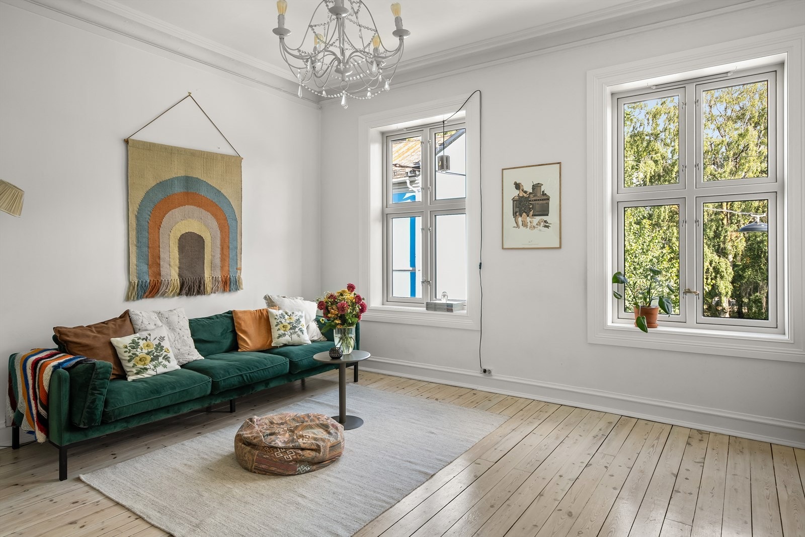 Store vindusflater som gir mye lys og en god romfølelse. Galleribilde