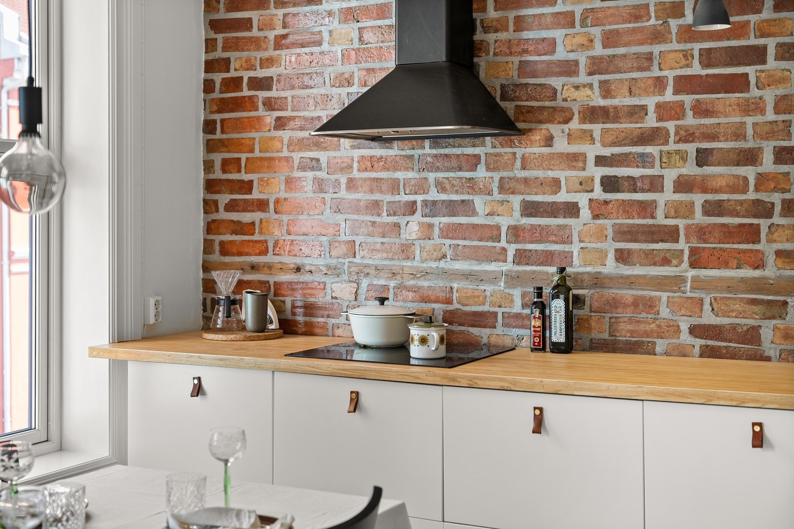 Induksjon koketopp og tre benkeplate. Galleribilde