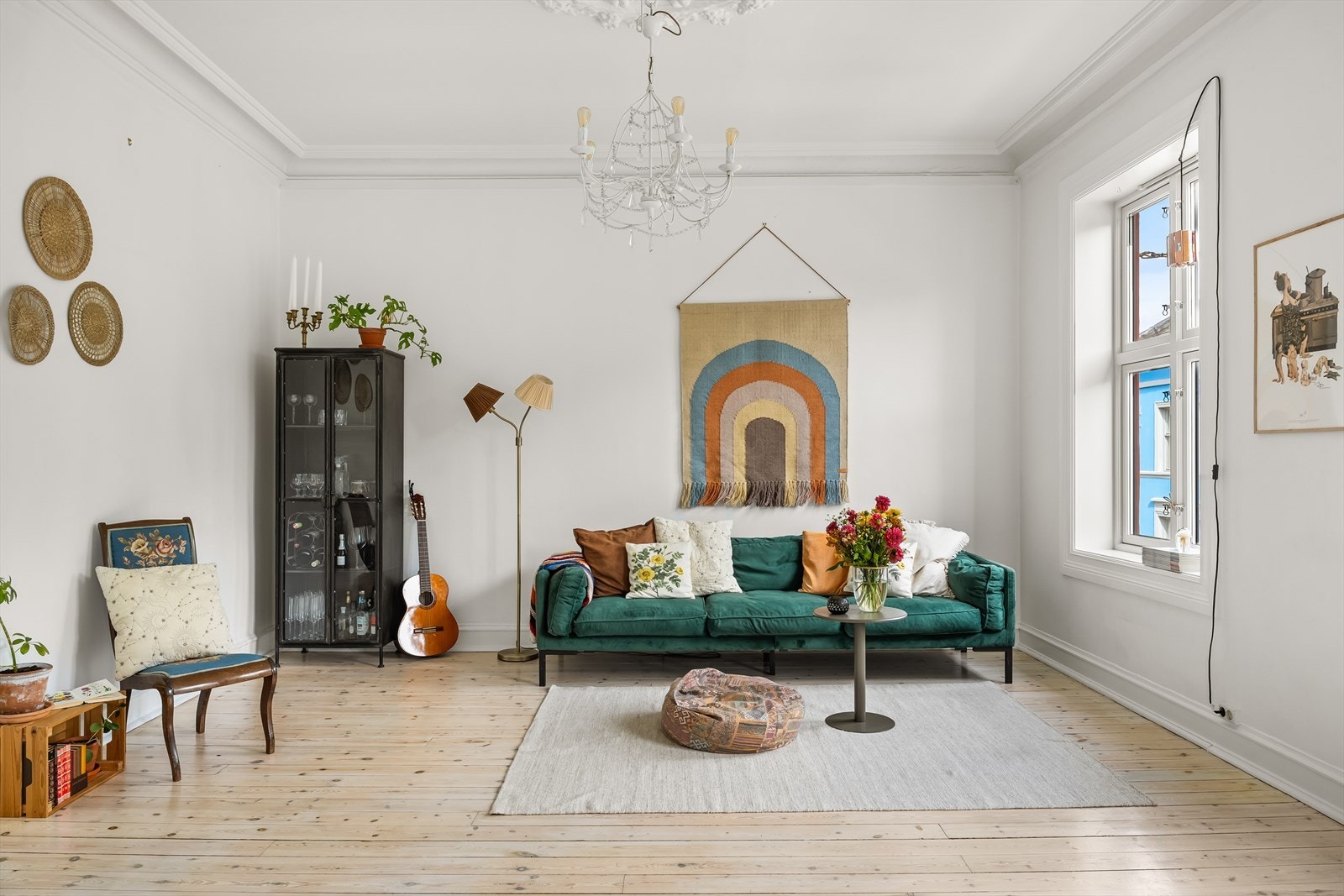Romslig stue med plass til sofagruppe. Galleribilde