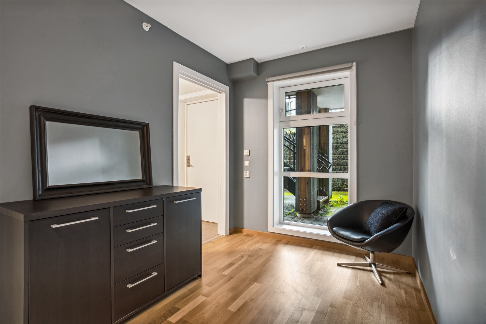 Det er plass til dobbeltseng med nattbord på hver side. Dette rommet er innredet med garderobeskap. Galleribilde