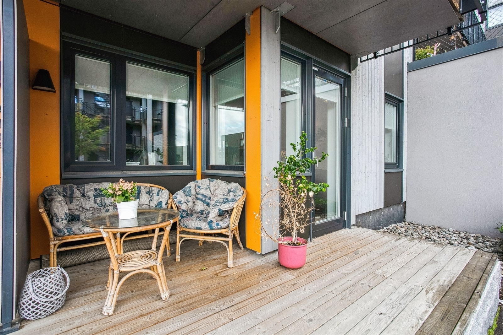 Fra stuen er det utgang til overbygd terrasse på ca. 7,5 kvm, som har god plass til utemøbler. Galleribilde
