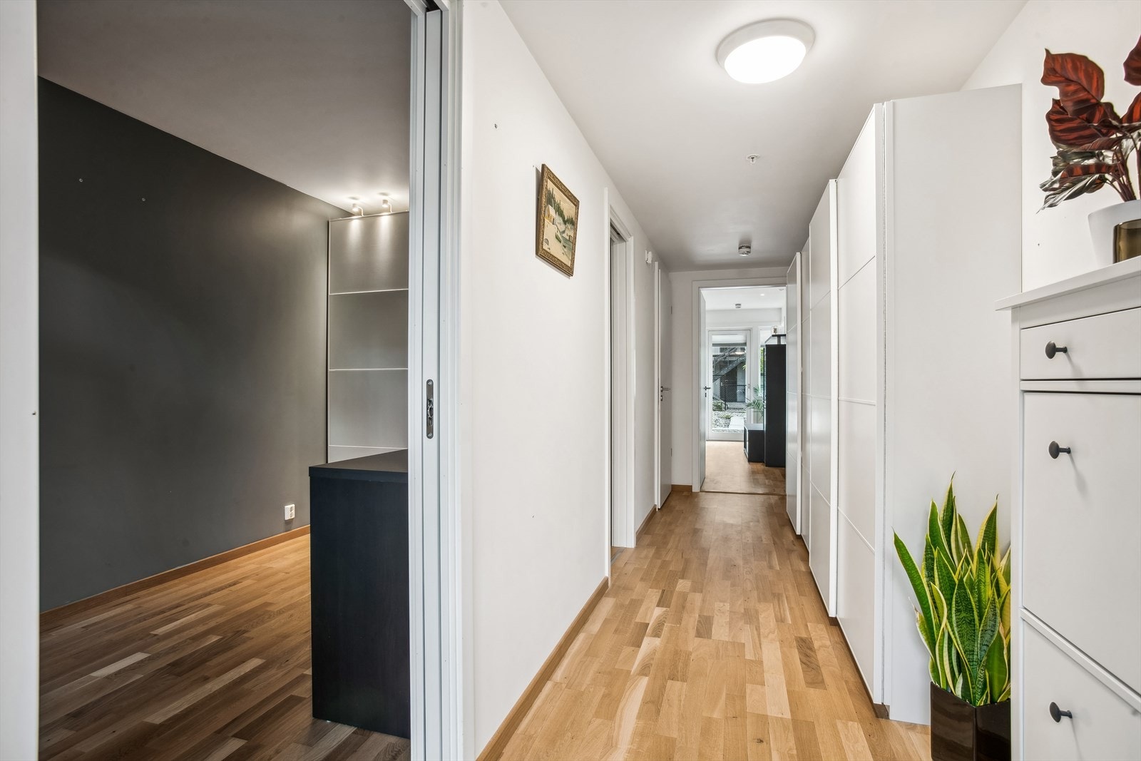 Boligen har en innbydende entré som gir en hyggelig velkomst inn i boligen. Leiligheten har vannbåren gulvvarme og balansert ventilasjon. Galleribilde
