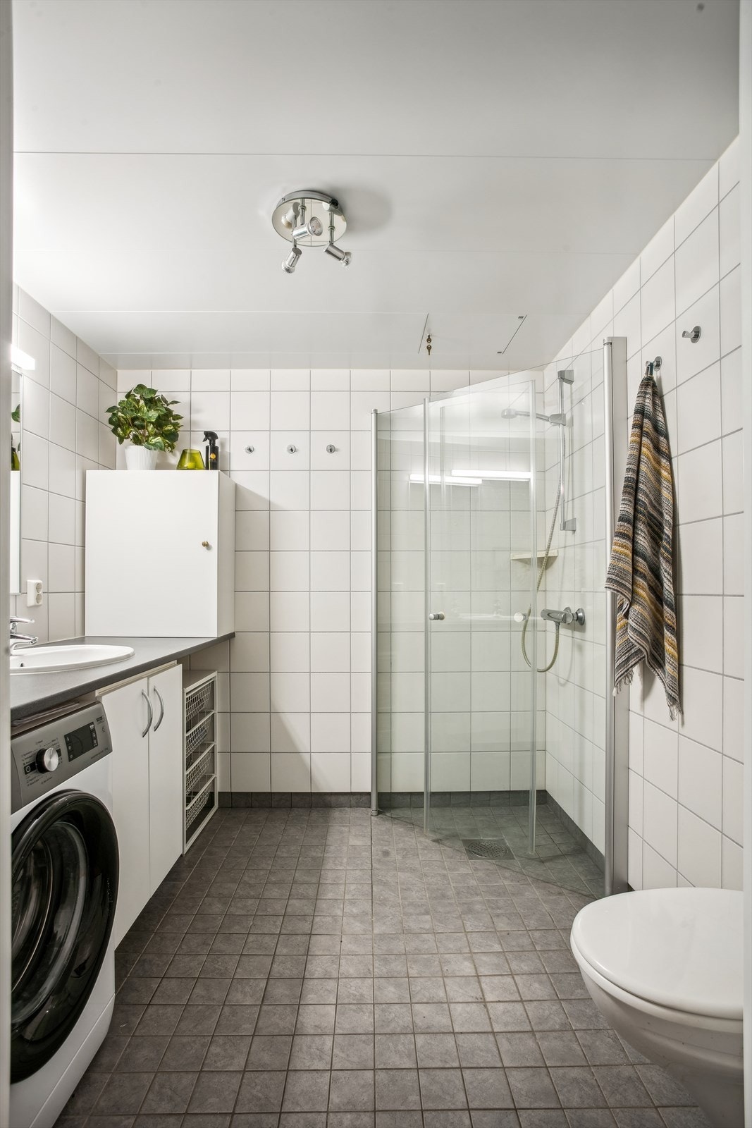 Det er også opplegg for både vaskemaskin og tørketrommel på badet. Galleribilde