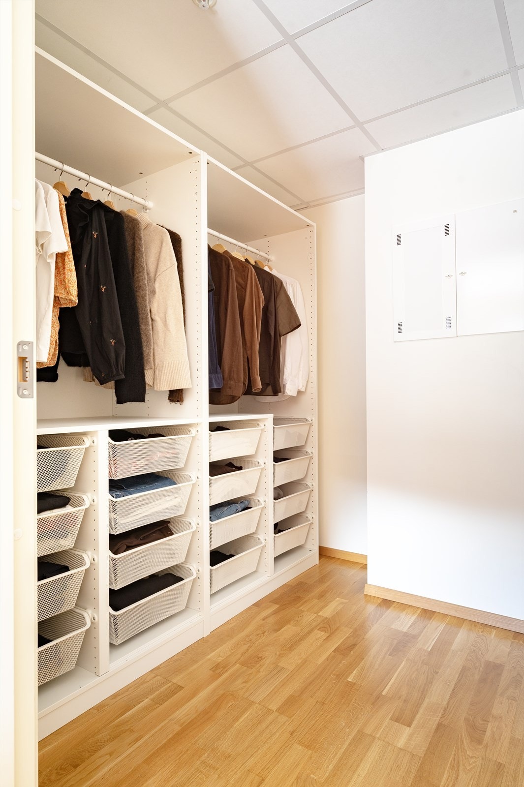 Walk-in closet er innredet med praktisk garderobeløsning, som gjør det enkelt å holde orden i klær og andre personlige eiendeler. Galleribilde