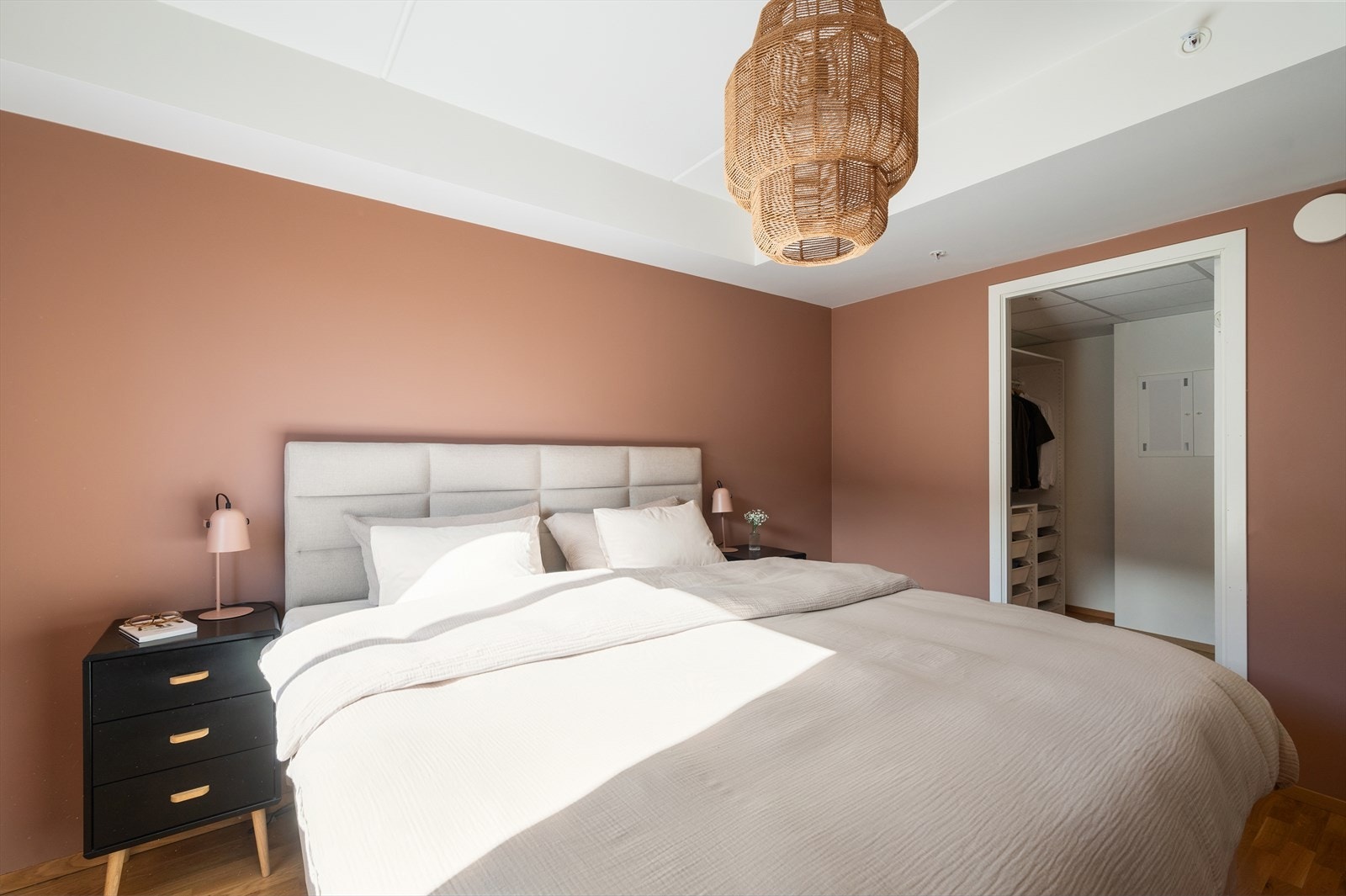 Soverommet er tilknyttet en innvendig bod som benyttes som walk-in closet. Galleribilde