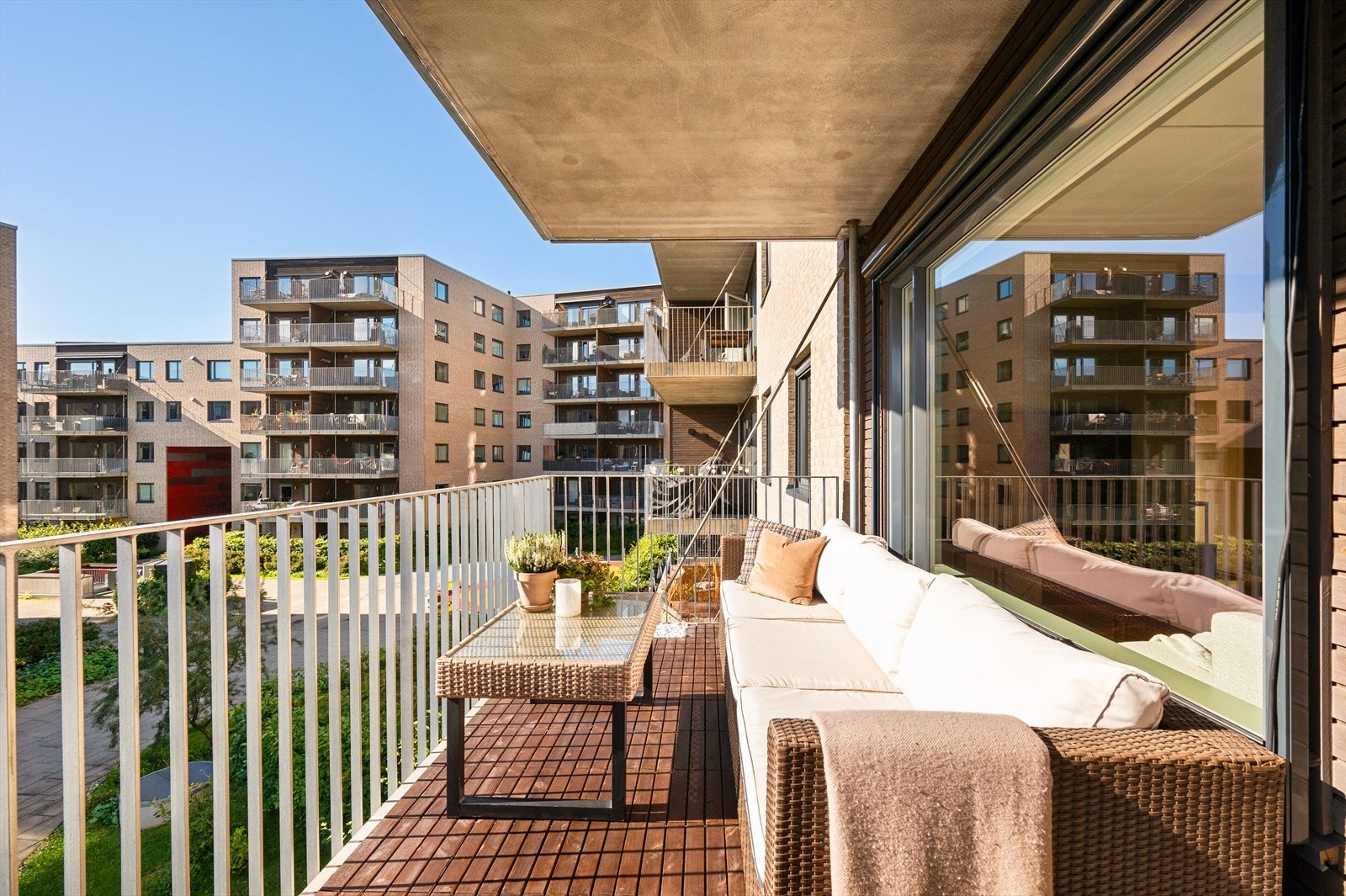 Stor, sydvestvendt balkong på ca. 11 kvm med gode solforhold fra ca. kl. 1100 - 2000 sommertid. Galleribilde