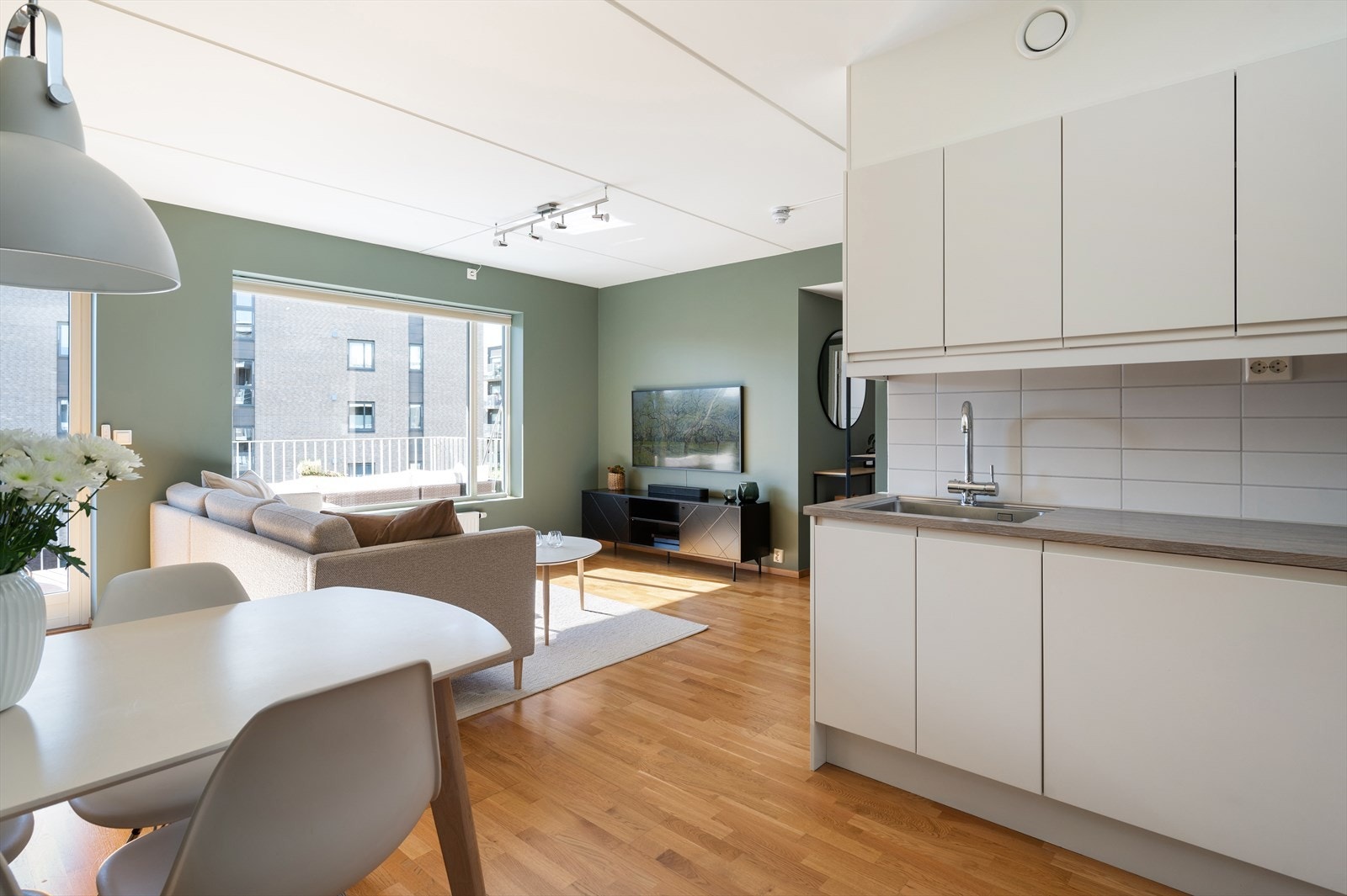 Det er montert solskjerming (screens og innvendig solskjerming på vinduer i stue) i 2021 av Fasadeprodukter. Galleribilde