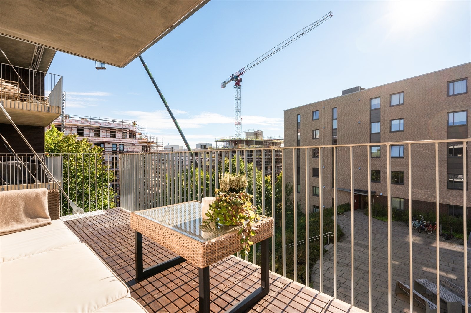 God plass til utemøbler, planter og grill. Galleribilde