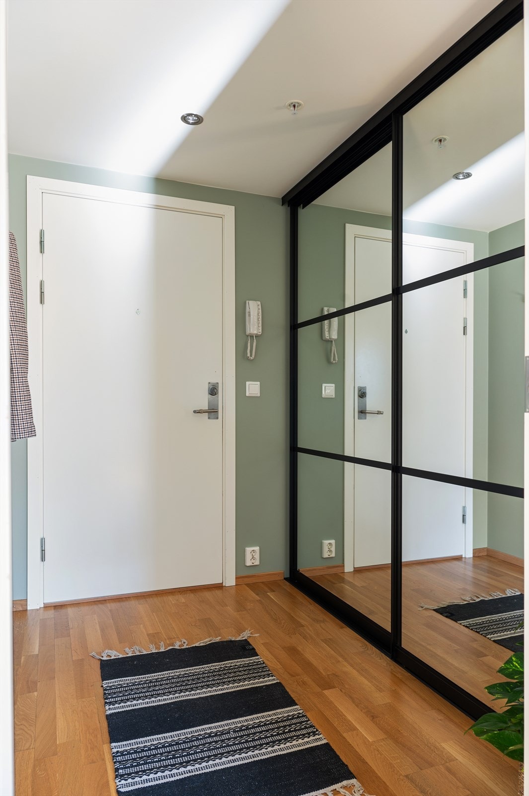 Gang med stor skyvedørsgarderobe og smart innredning for enkel oppbevaring av yttertøy og sko. Galleribilde