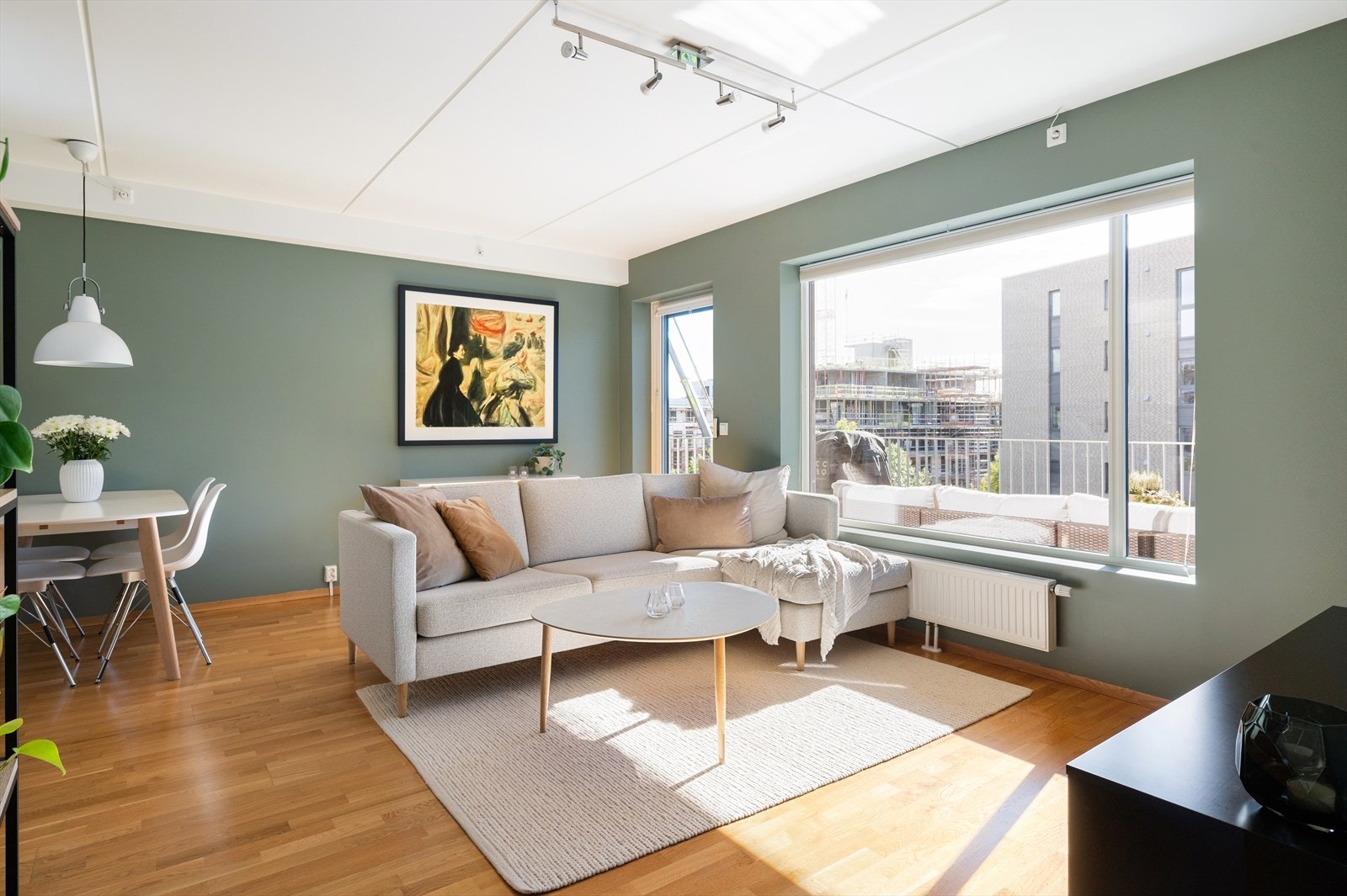 Dette er en lys og pen 3-roms selveierleilighet med moderne standard, god planløsning og fin beliggenhet i 3. etasje. Galleribilde