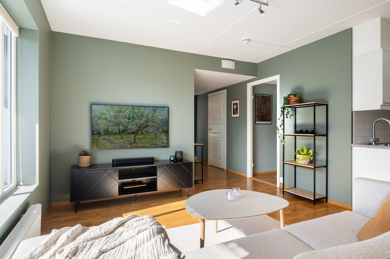 På gulv er det lagt tre-stavs eikeparkett, noe som er gjennomgående for boligen (foruten bad). Galleribilde