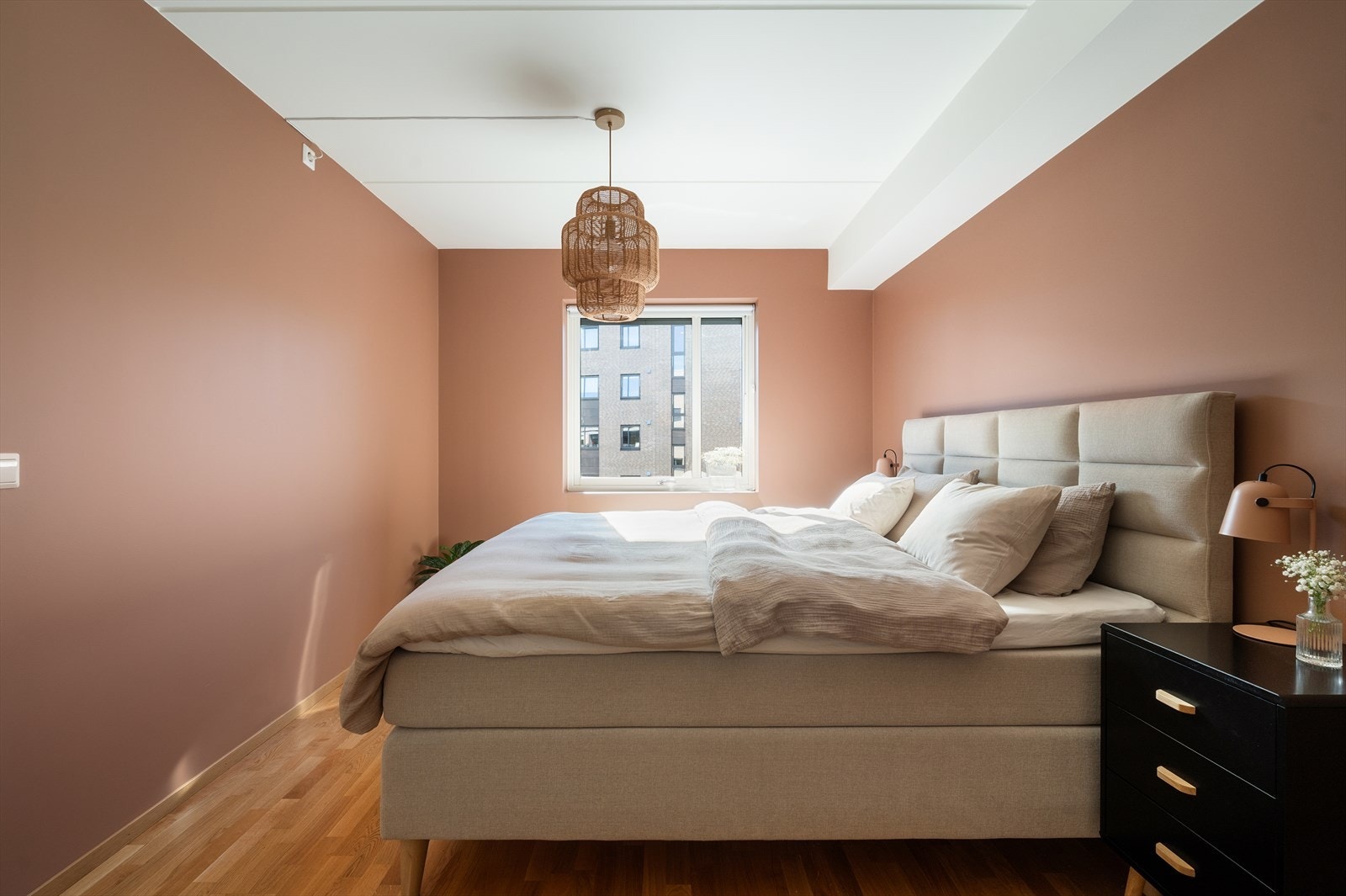 Vindu gir gode lys- og lufteforhold på rommet. Galleribilde