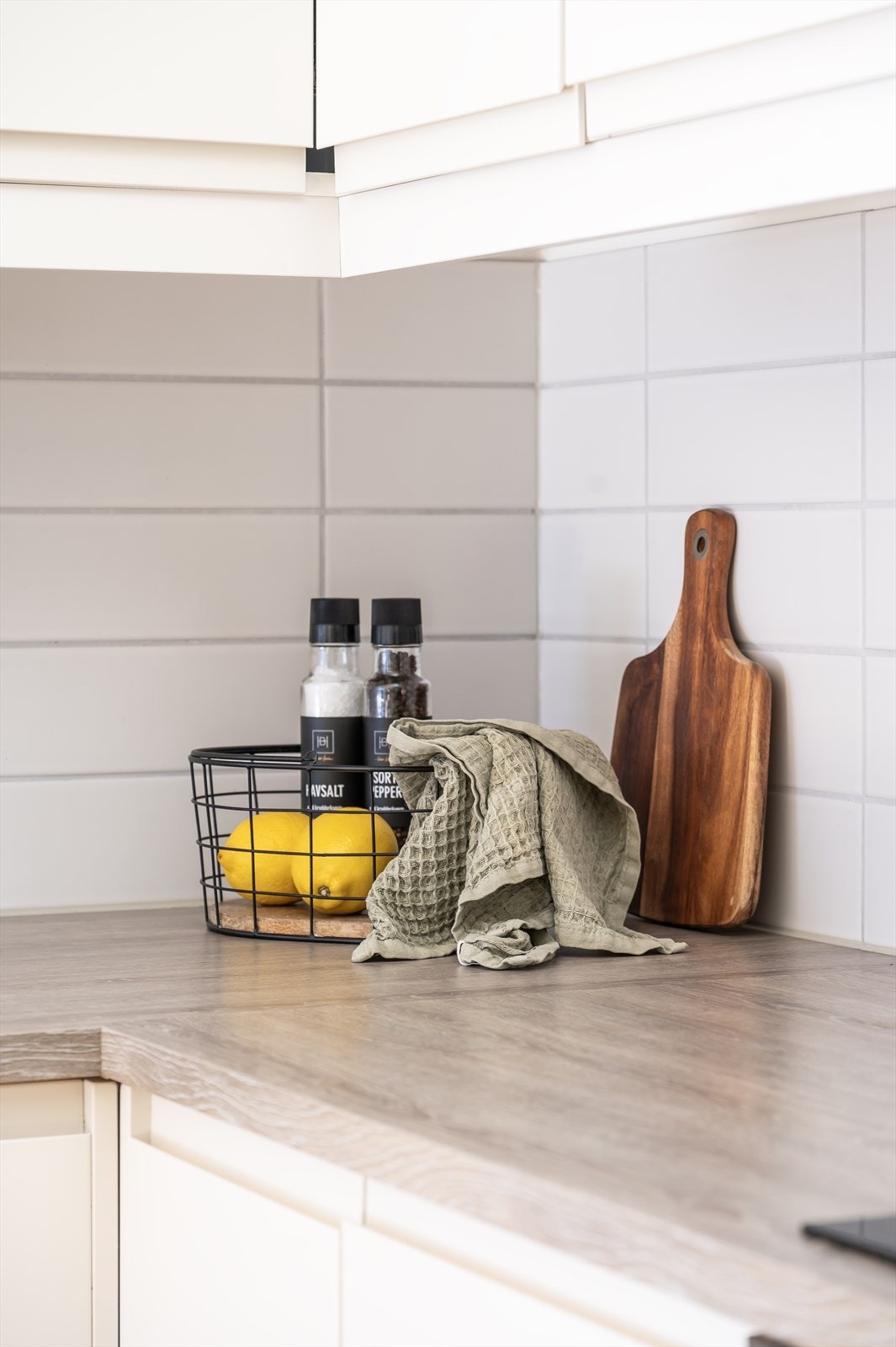 Pent hjørnekjøkken fra Norema med glatte fronter og kompaktlaminat benkeplate. Galleribilde