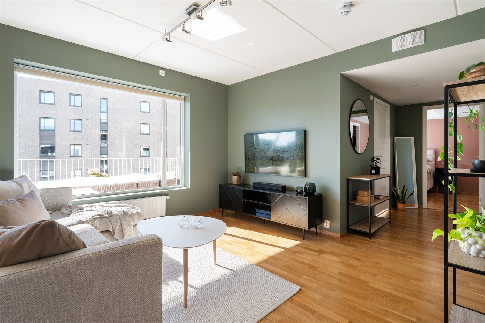 Hele leiligheten er malt i en lekker fargepalett og har en god planløsning med fin størrelse på alle rom. Galleribilde