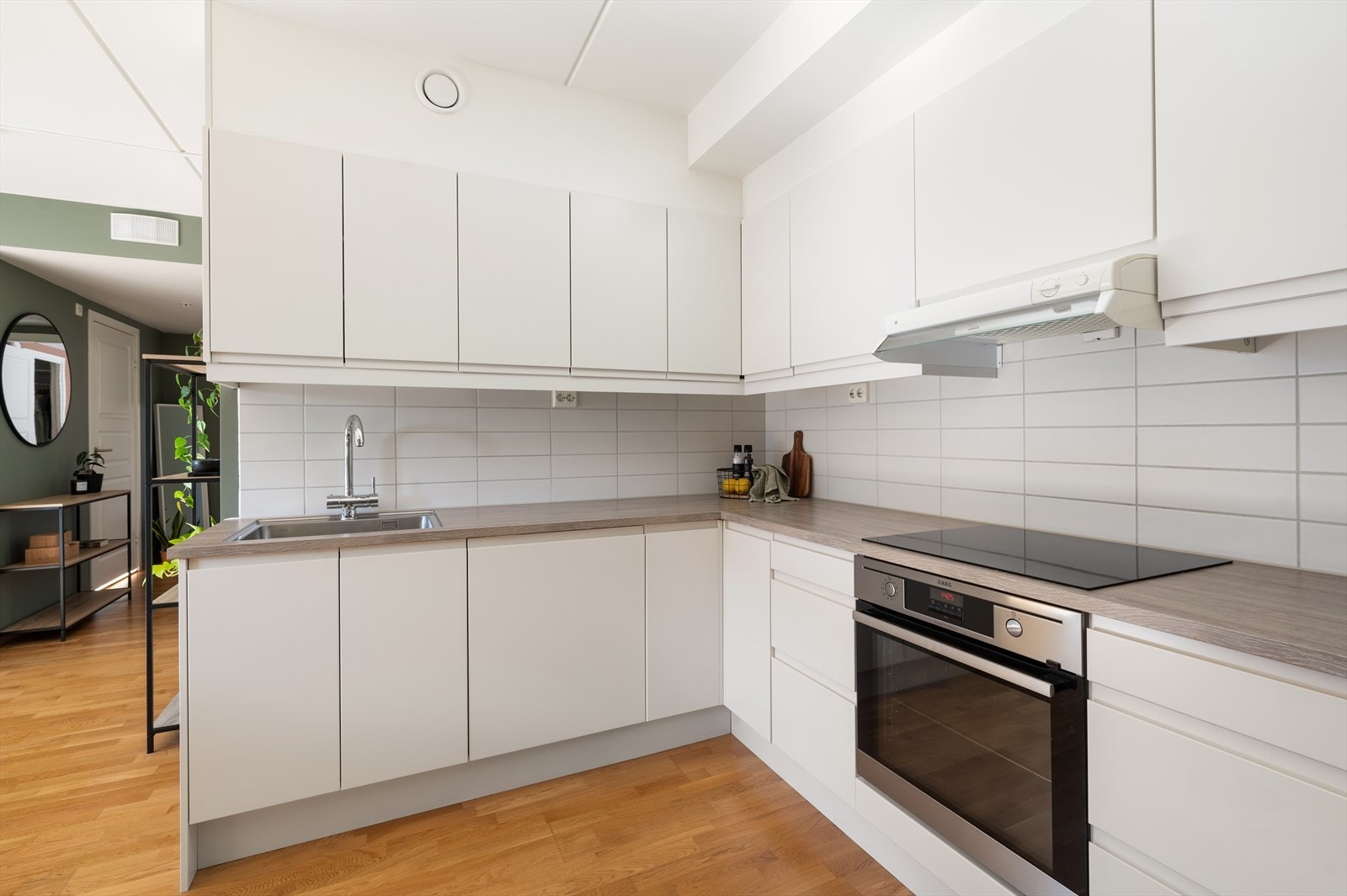 Kjøkkenet er utstyrt med integrert kjøl- og fryseskap, oppvaskmaskin, komfyr og platetopp. Galleribilde