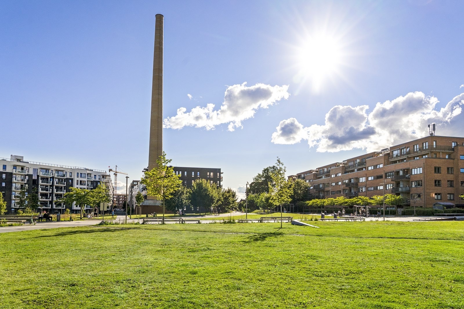 Nærområdet er betydelig oppgradert de senere år, både med hensyn til uterom og moderne bebyggelse Galleribilde