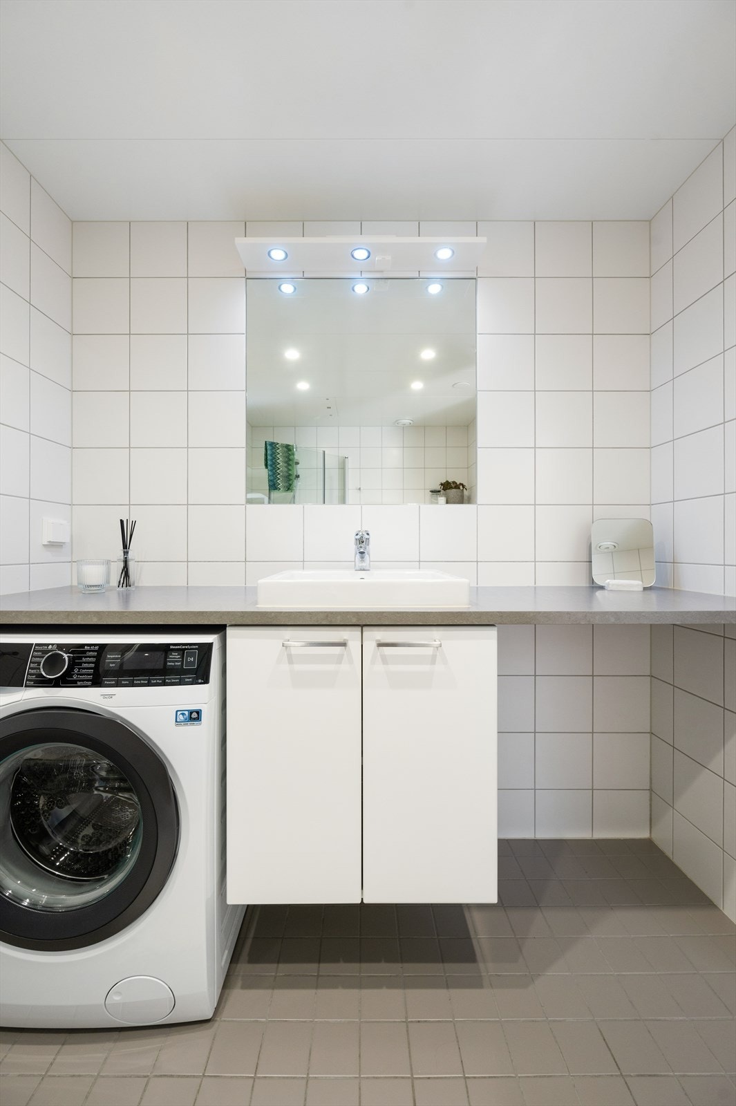 Innredningen består av av servant på benkeplate som strekker seg fra vegg-til-vegg, og med avsatt plass til vaskemaskin under. Galleribilde