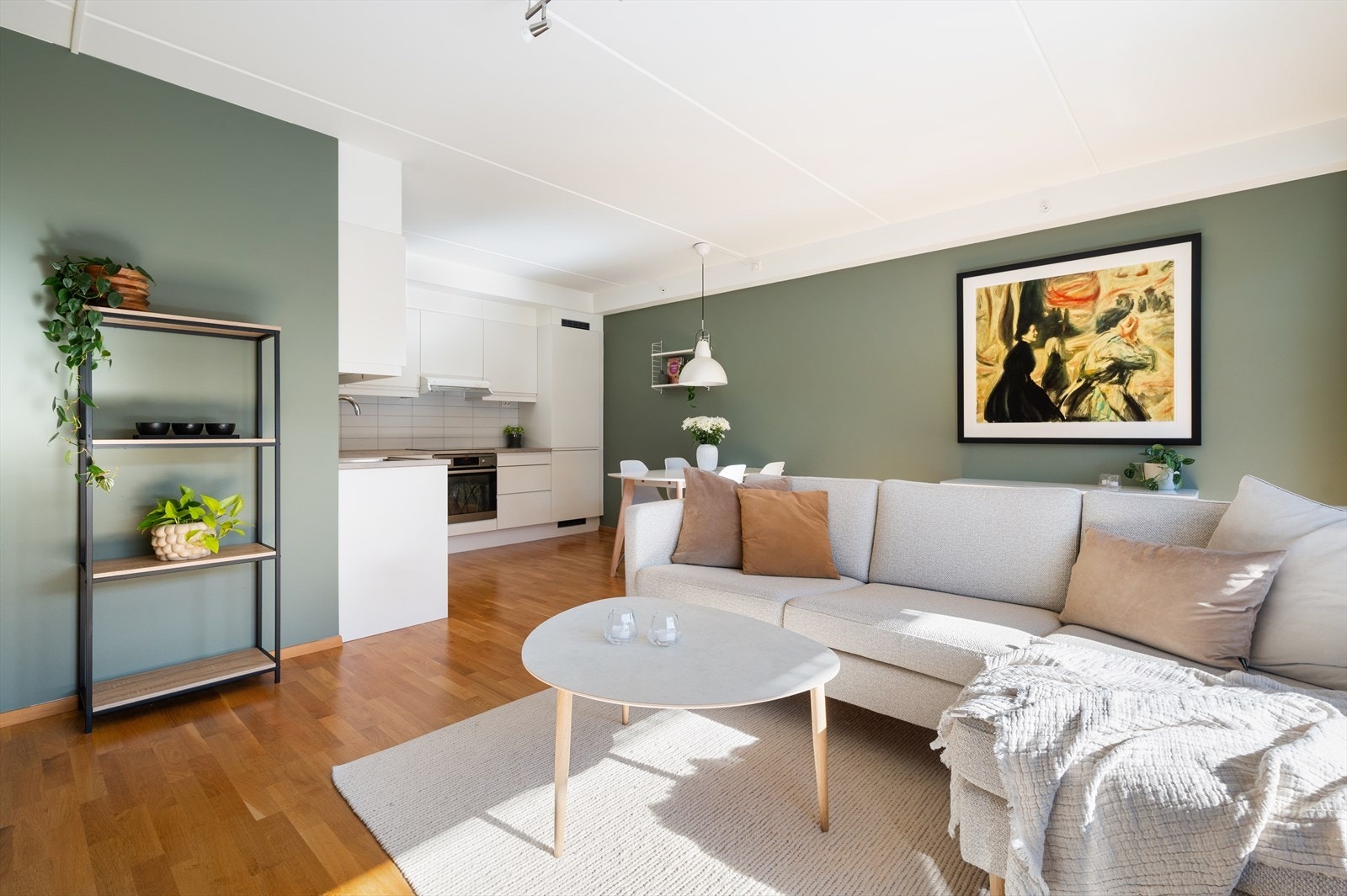 Stue og kjøkken har en L-formet romløsning, og gir rom for flere innredningsmuligheter. Galleribilde