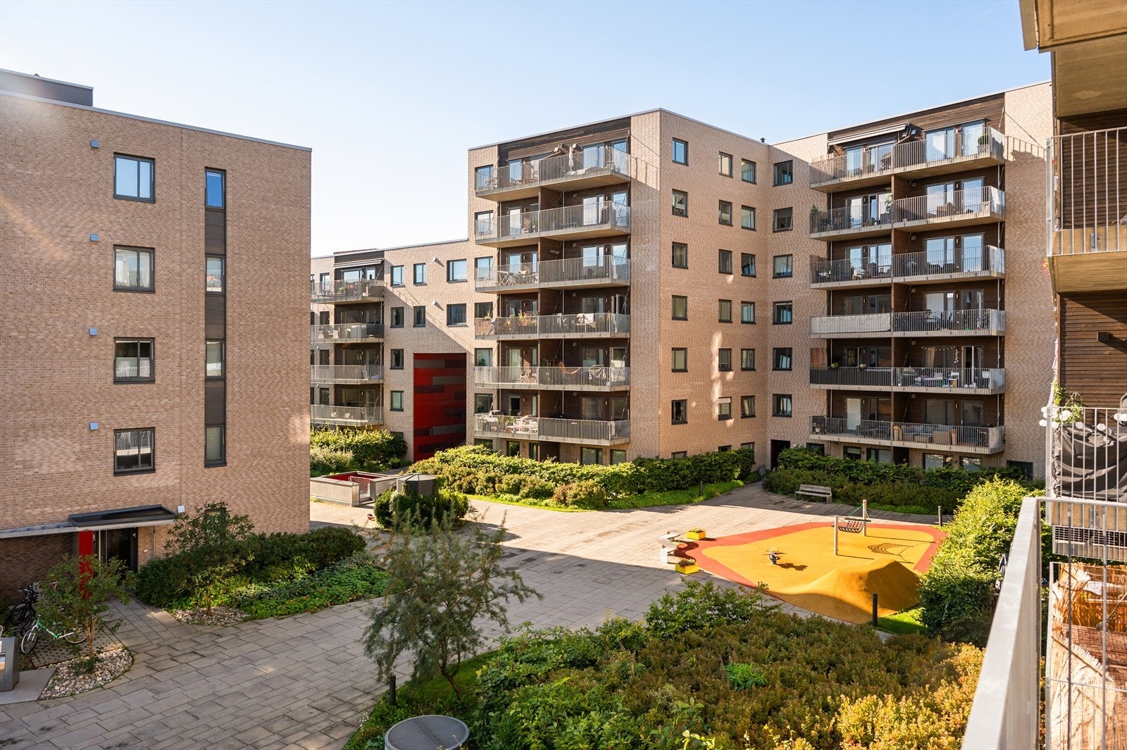 Fra balkongen kan du nyte et bilfritt og trivelig utsyn mot fellesområder og nabolag. Galleribilde