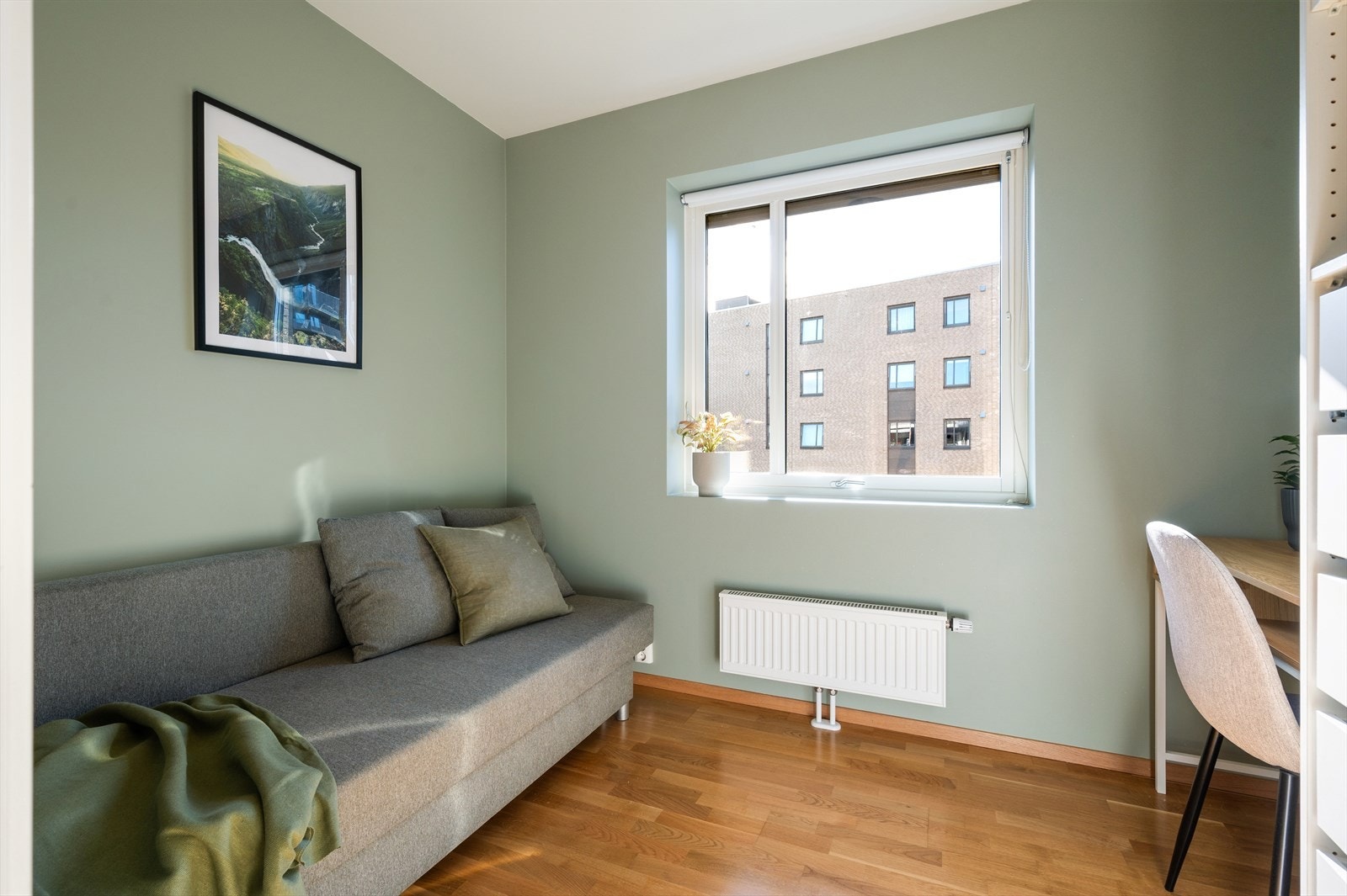 Enda et pent soverom som har plass til seng. nattbord og skrivepult. Galleribilde