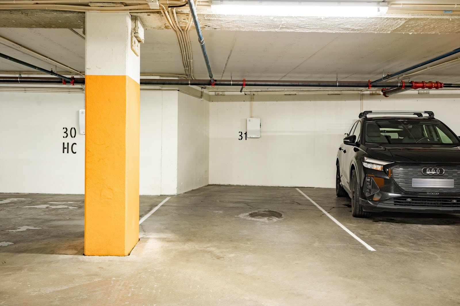 Garasjeplass med EL-lader merket med 31 i lukket garasjeanlegg medfølger. Galleribilde