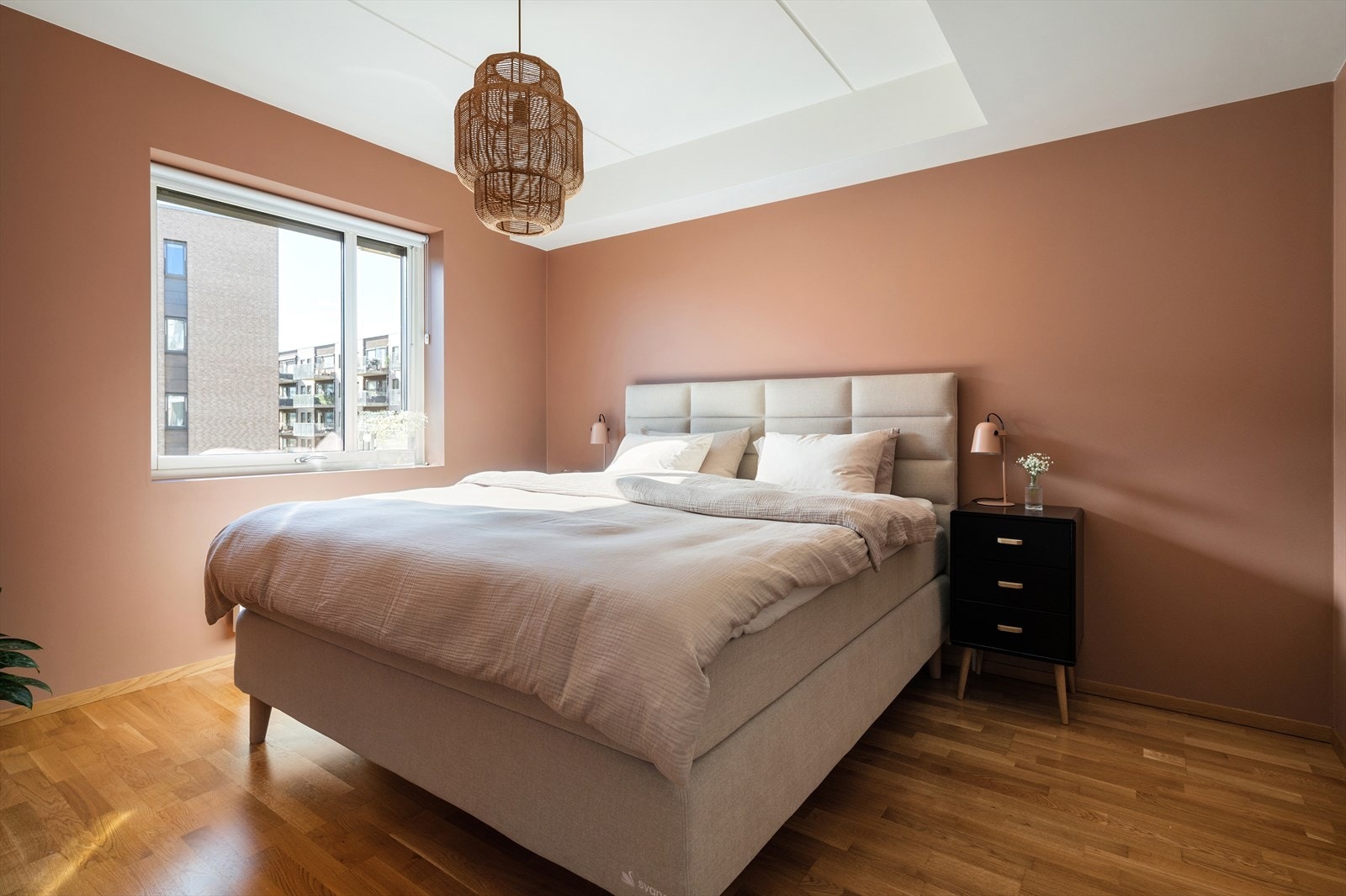 Svært romslig hovedsoverom som er holdt i en flott farge. God plass til dobbeltseng Galleribilde