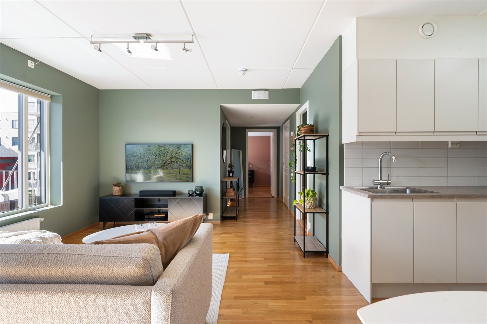 Leiligheten har balansert ventilasjon med varmegjenvinning (aggregat er plassert i bod). Galleribilde