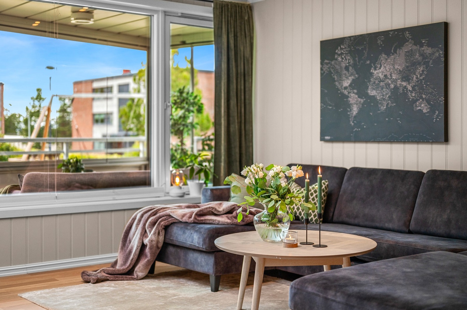 Stuen er romslig og byr på gode møbleringsmuligheter. Galleribilde