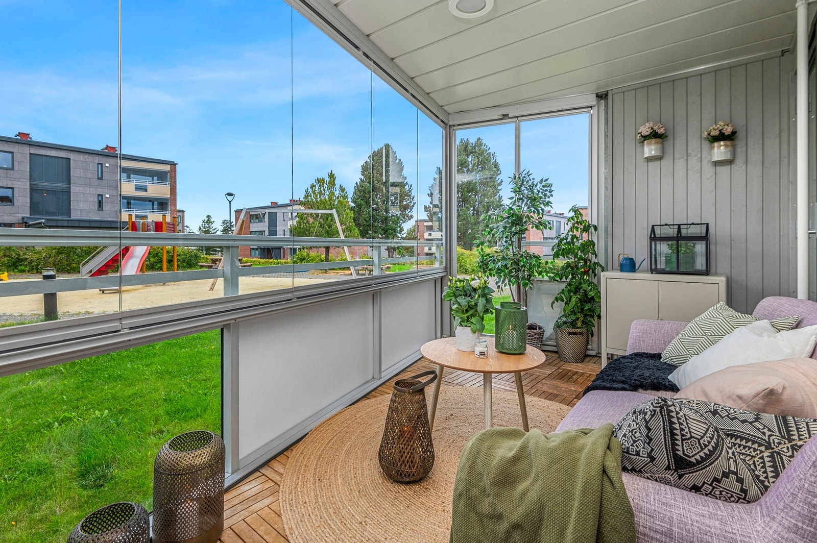 Veranda med utgang til hage. Perfekt for barnefamilier med tilgang til lekeplassen. Galleribilde