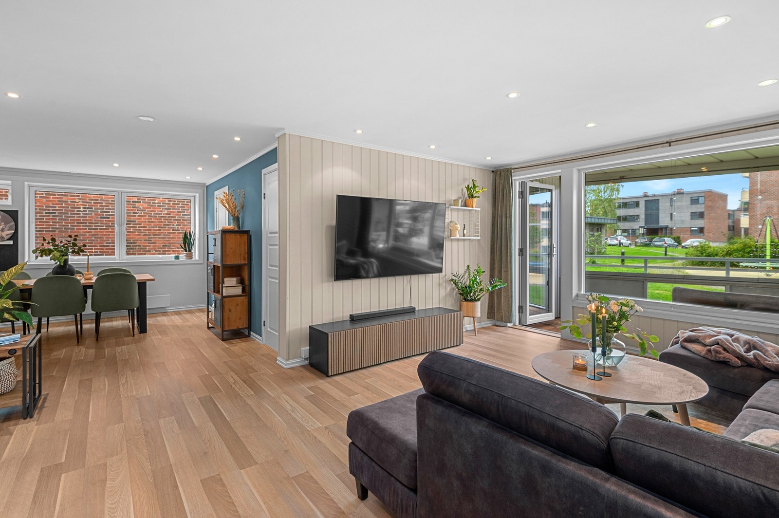 Store vindusflater og åpen løsning gjør leiligheten både lys og luftig. Galleribilde