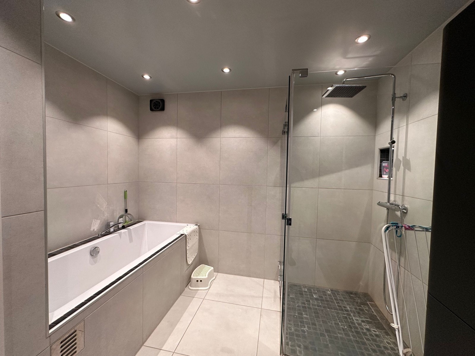 Bad med badekar og dusj Galleribilde