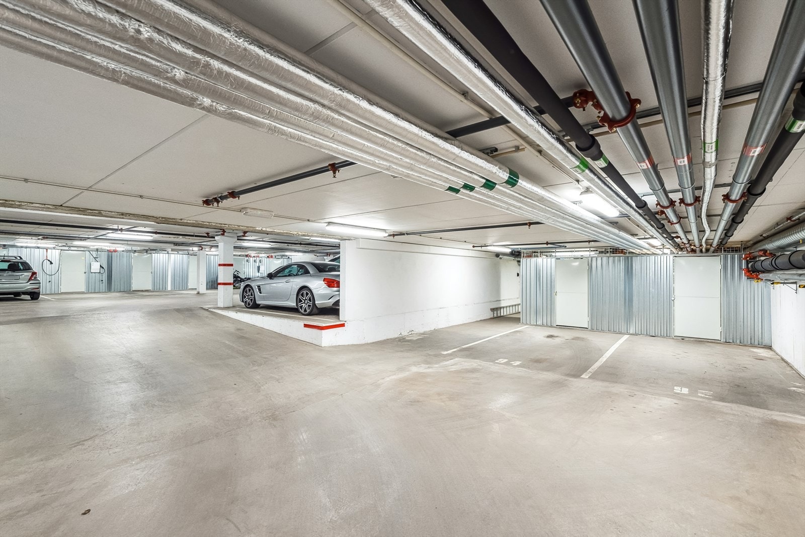 Garasjeparkering. Det medfølger også en bod i garasjekjeller. Galleribilde