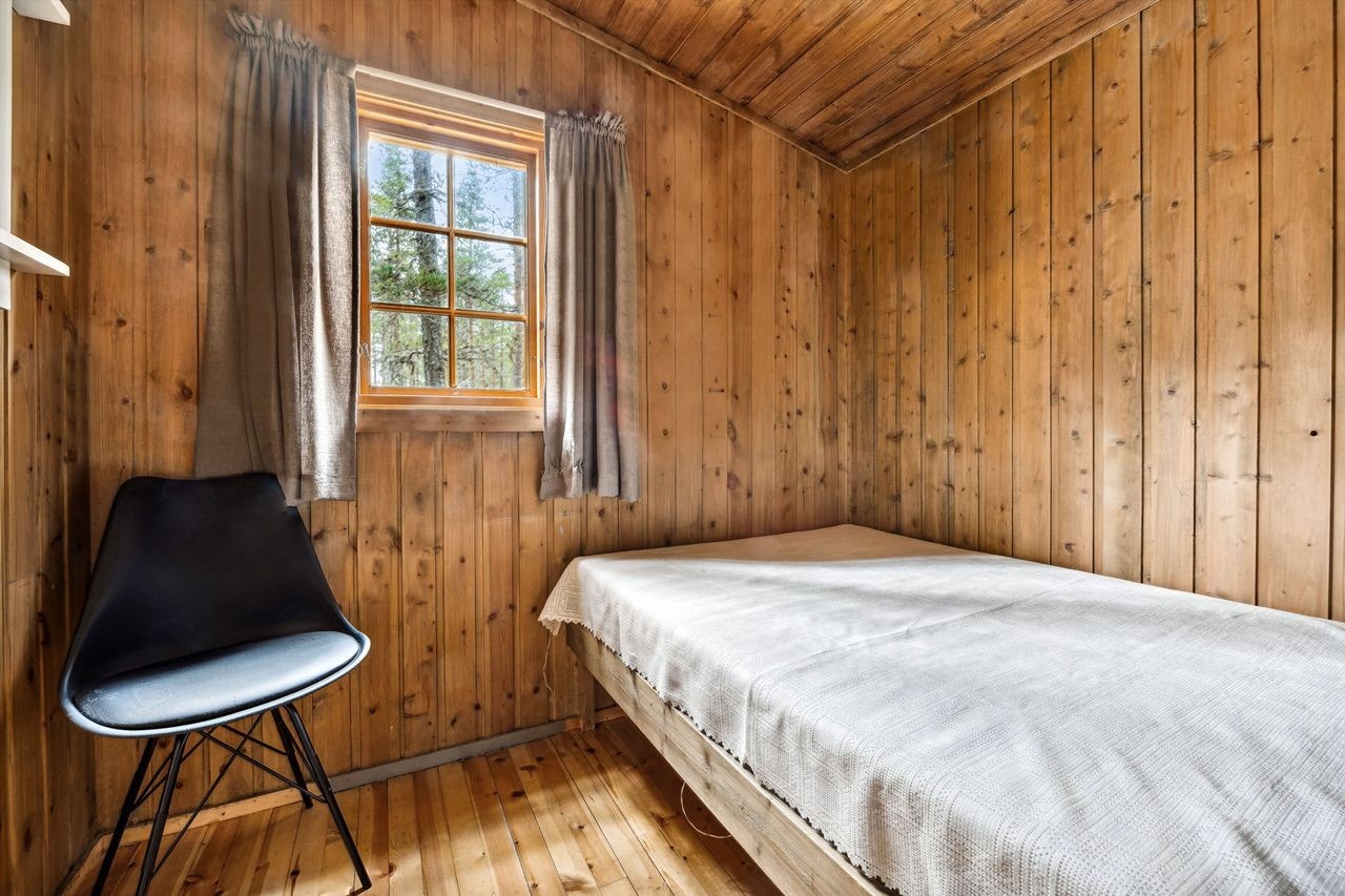 Det andre soverommet er innredet med en seng, og har plass til øvrig møblement. Dette gir hytta soveplass til fire personer. Galleribilde
