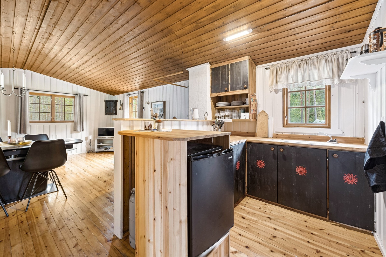 Nedfelt vask med 12V vannpumpe fra separat vannbeholder i innredningen. Vasken er tilknyttet gråvannsavløp, og har en treplate man kan legge over for å benytte som en del av benken når den ikke er i bruk. Galleribilde