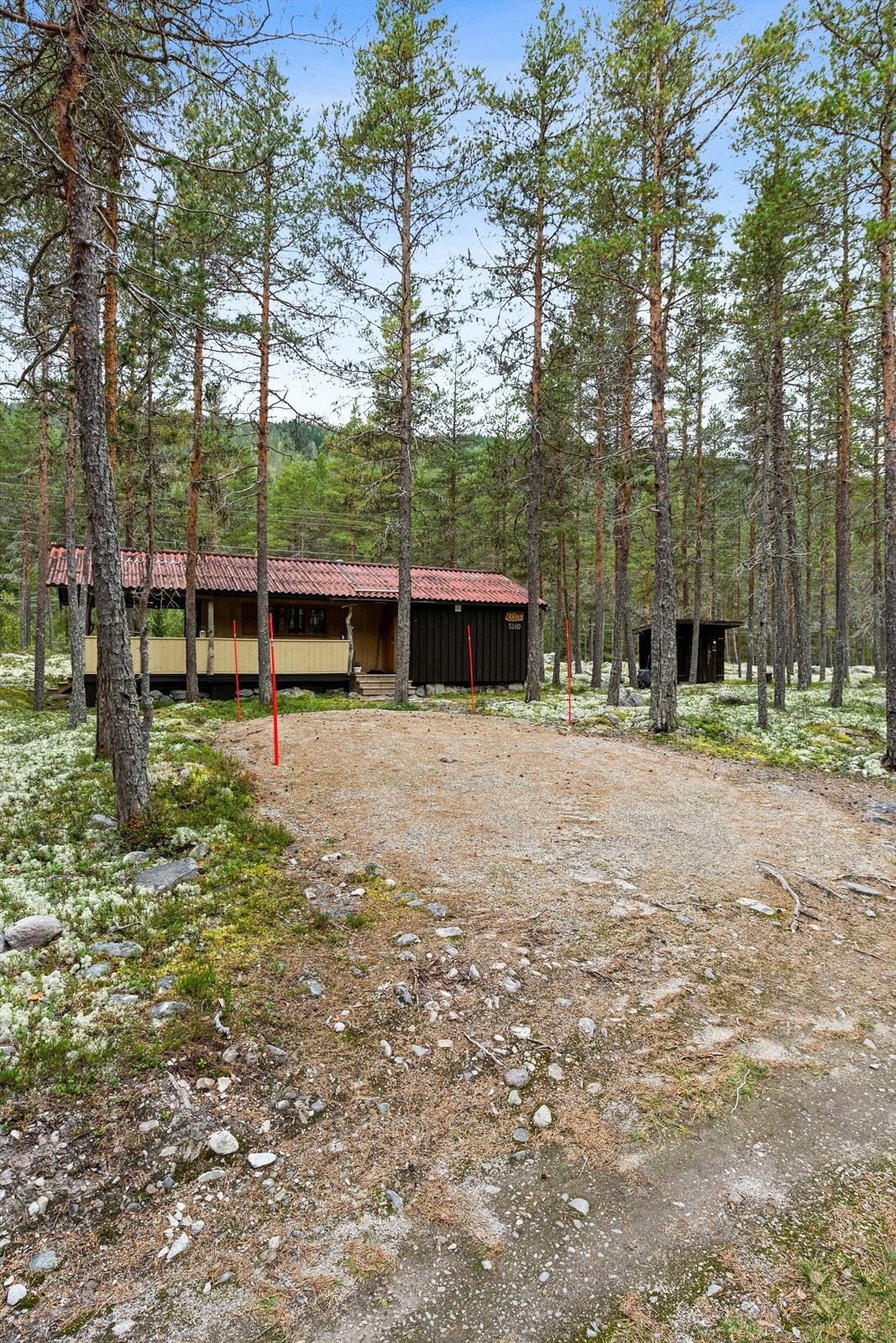 Adkomst til hytta via privat veg med bom fra fylkesvegen. Galleribilde