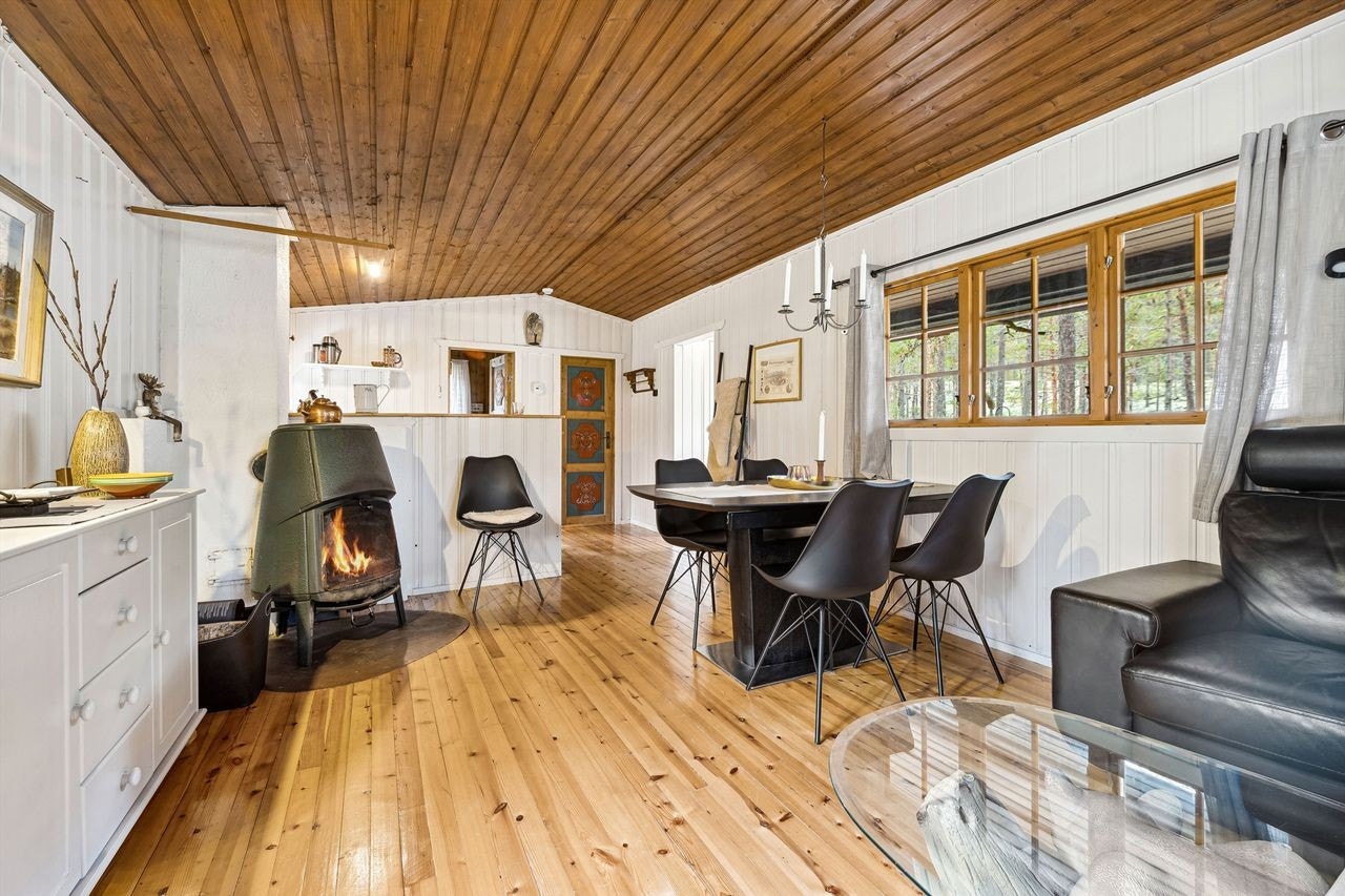 I hjørnet mot sofaen er det montert en vedovn. I stuedelen kan du innredet med spisestue og sofagruppe hvor dere kan nyte late kvelder sammen. Galleribilde