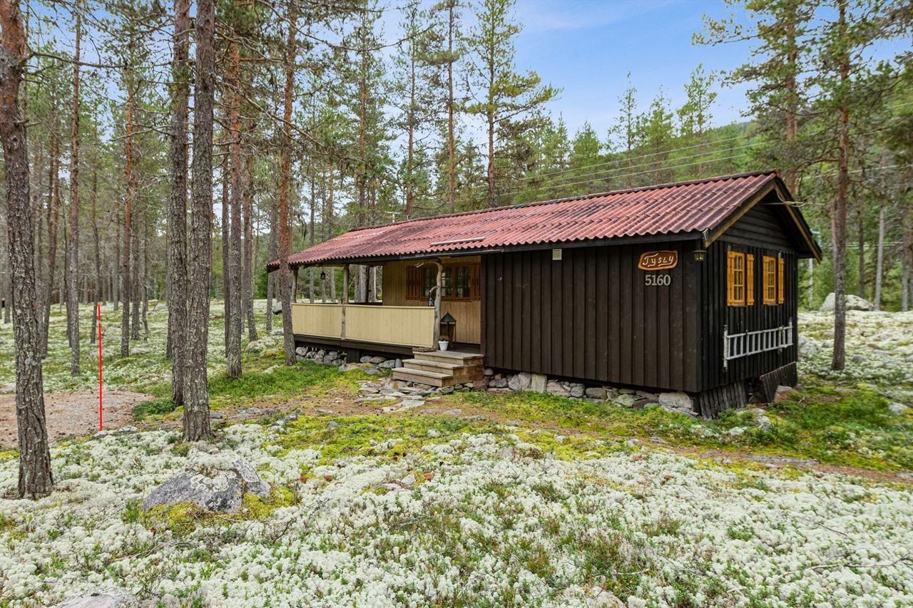 Hytta ligger i et usjenert og rolig hyttefelt med totalt 7 eiendommer. Galleribilde