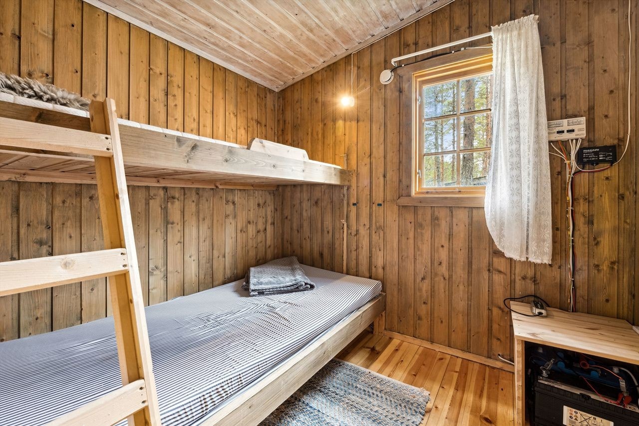 Det er to soverom i hytta. Begge rommene har panel på veggene og tregulv. Ett soverom har plaggbygget køyeseng med trapp til overkøyen fra gulvet, og enkeltseng i underkøya. Galleribilde