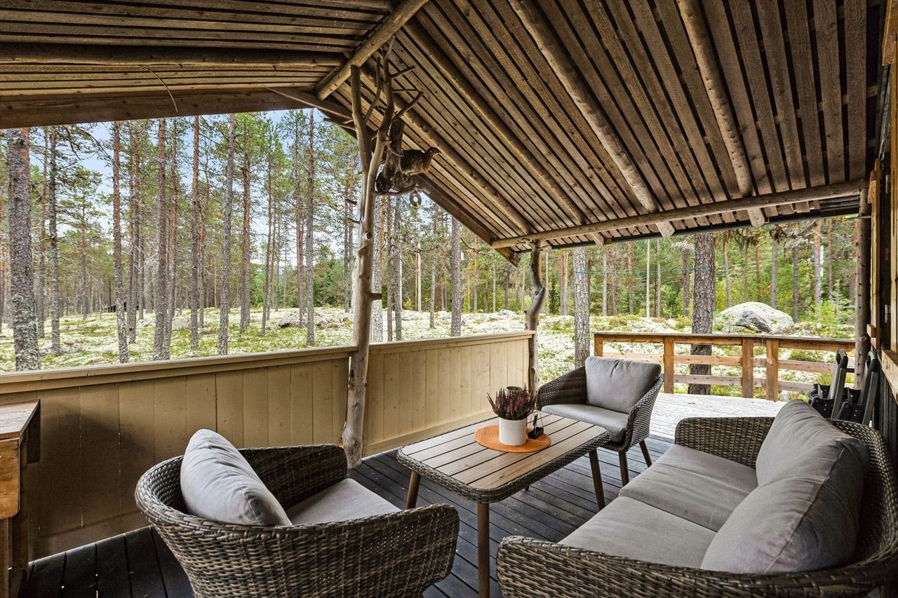 Romslig terrasse som er overbygget på enden og bort langsiden til inngangspartiet. Galleribilde