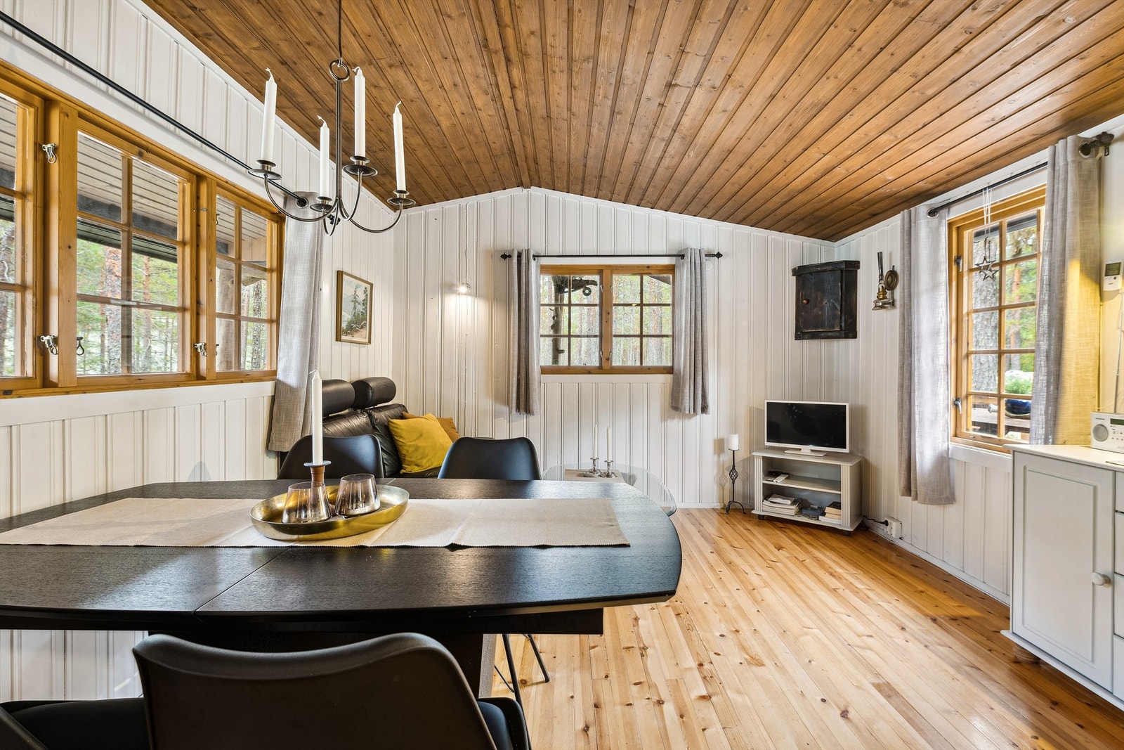 Rommet har vinduer på alle veggene som slipper dagslyset inn fra forskjellige kanter. Galleribilde