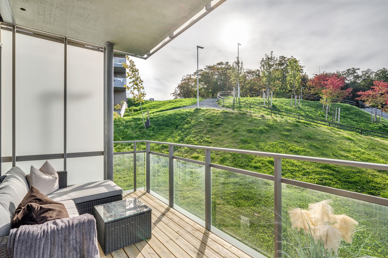 Med sørvendt balkong nyter du glimrende solforhold fra ca. kl. 10:00 - 18:30 på
sommerstid. God plass til utemøblement og grill. Galleribilde