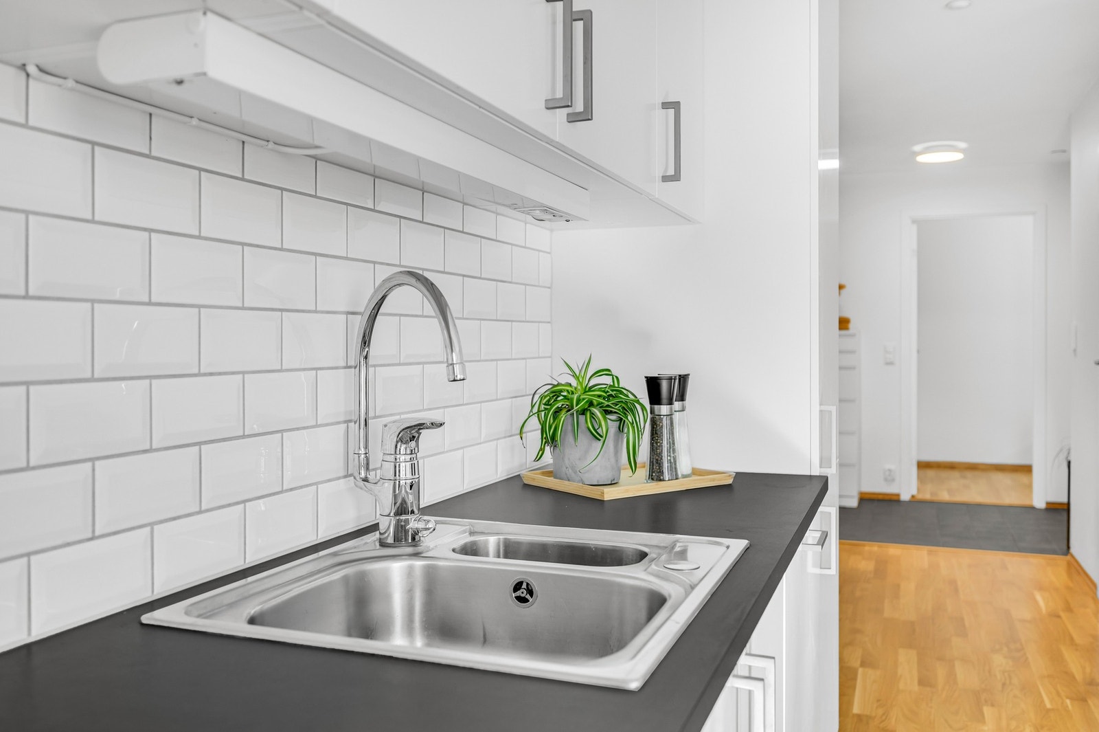 Lave bokostnader med både fjernvarme (varmtvann/oppvarming), TV-pakke og internett inkludert i felleskostnader. Galleribilde