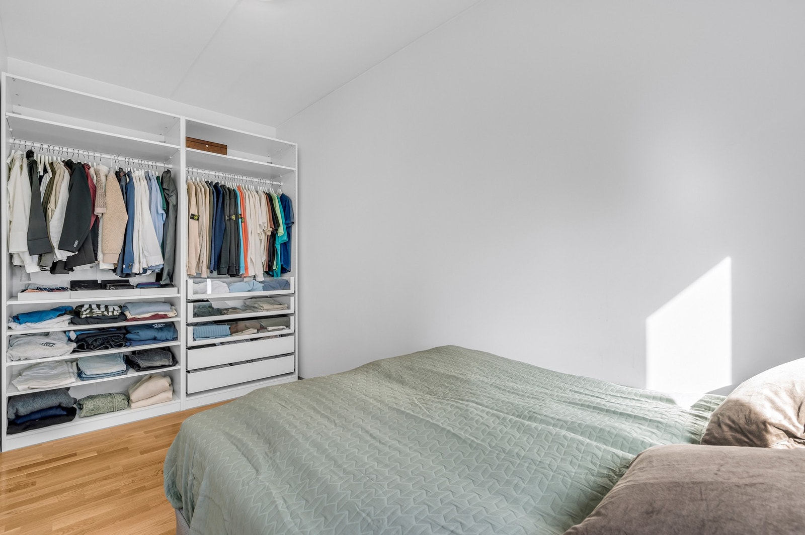 Soverom på 9 kvm med god plass til dobbeltseng og garderobeskap. Galleribilde