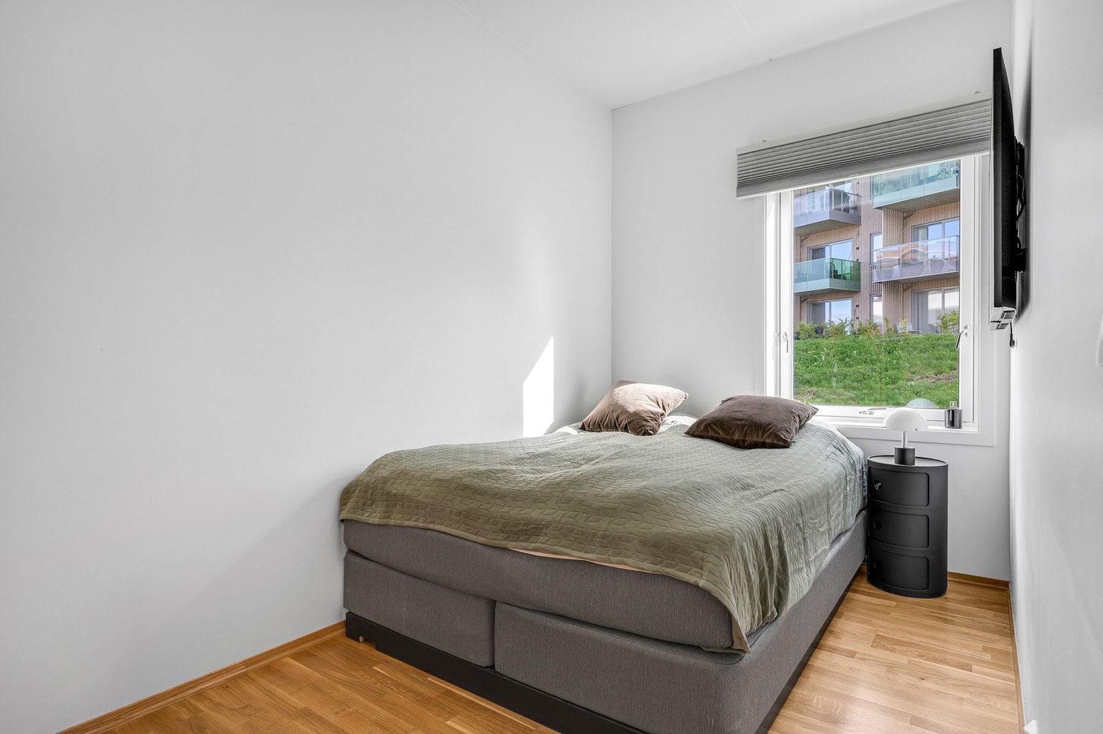 En herlig hverdagsluksus er det balanserte ventilasjonssystemet og at leiligheten oppvarmes via fjernvarme. Dette gir et sunt
inneklima og en behagelig varme i leiligheten året rundt. Galleribilde