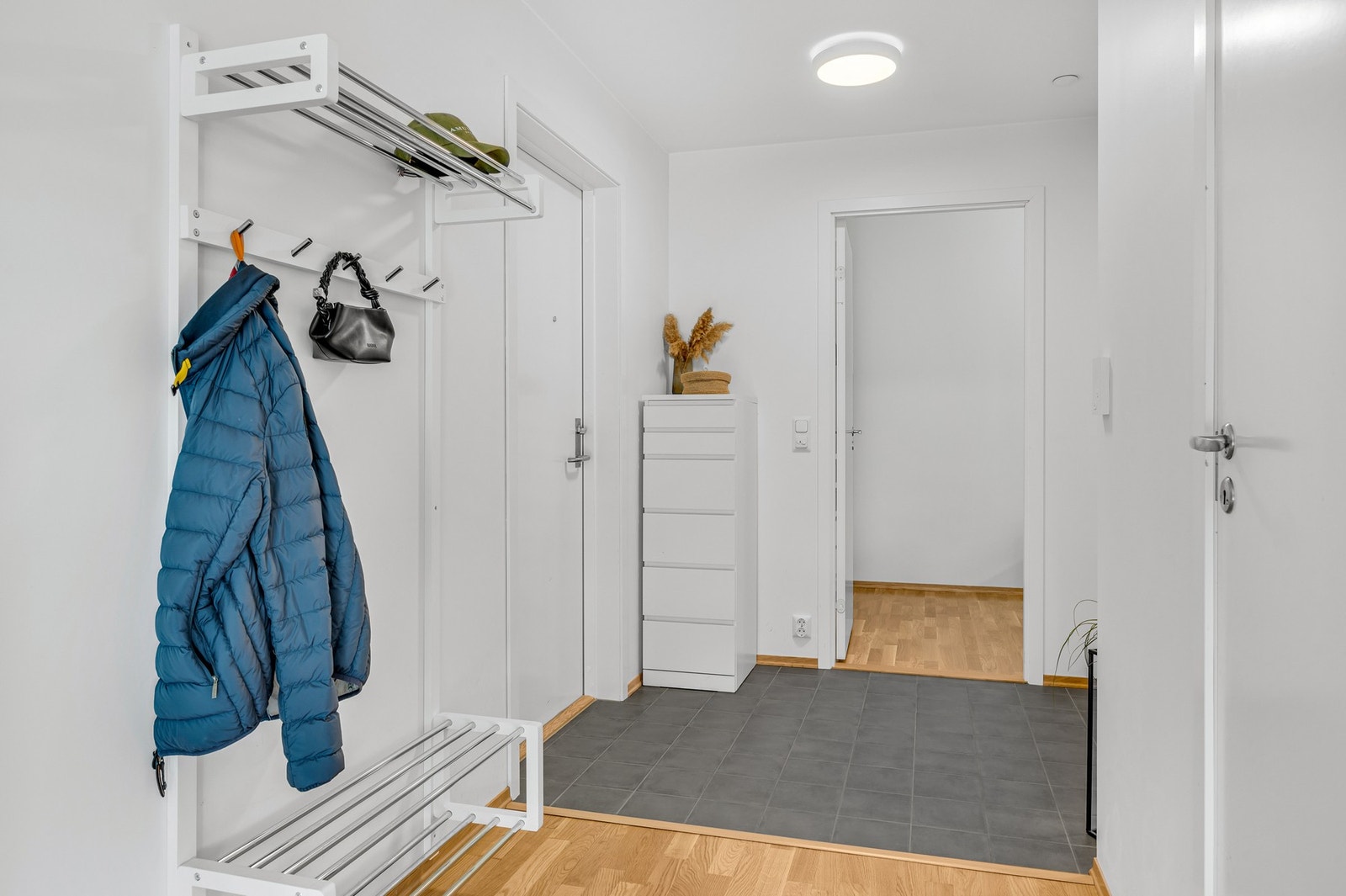 Flislagt entré med varmekabler i gulv. God plass for yttertøy og sko. Galleribilde