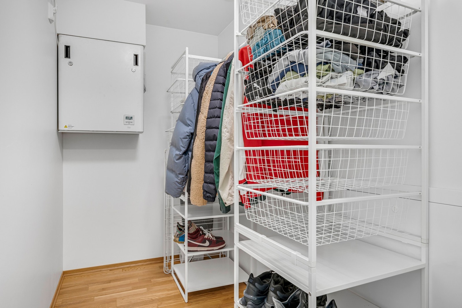 Praktisk med innvendig bod på 3,5 kvm. I tillegg har du en ekstern sportsbod med ytterligere lagringsplass. Galleribilde