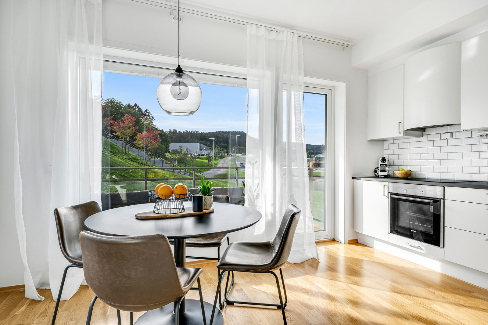 I overgangen fra stue til kjøkken får man plass til et spisebord. Galleribilde