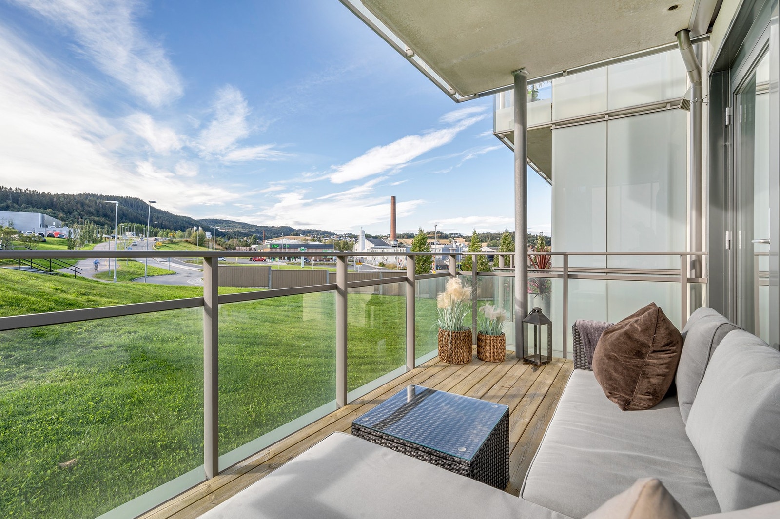 Siden bygget ligger helt på enden av feltet har du et herlig utsyn mot et stort grøntområde - her slipper du å se rett inn i naboveggen. Galleribilde