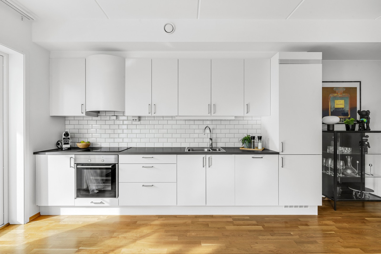 Kvalitetskjøkken fra Sigdal med integrerte hvitevarer som platetopp, stekeovn, oppvaskmaskin og kjøle/fryseskap. Galleribilde